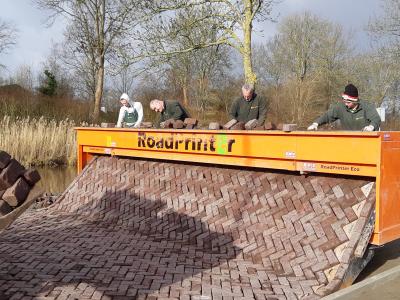 Aanbrengen bestrating met machine