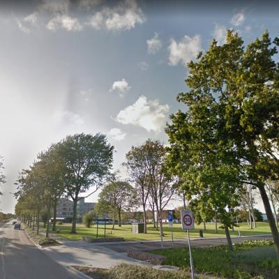 Scheldestraat met rechts de inrit parkeerterein
