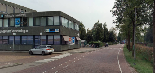 Grachtweg, met links op de voorgrond kantoorgebouw van Bijdeaate Makelaardij en verzekeringv