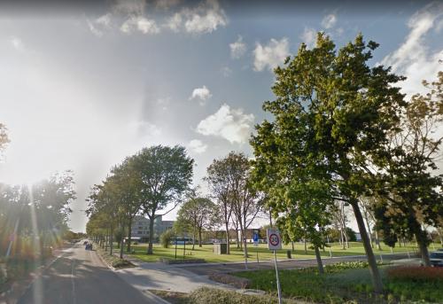 Scheldestraat met rechts de inrit parkeerterein